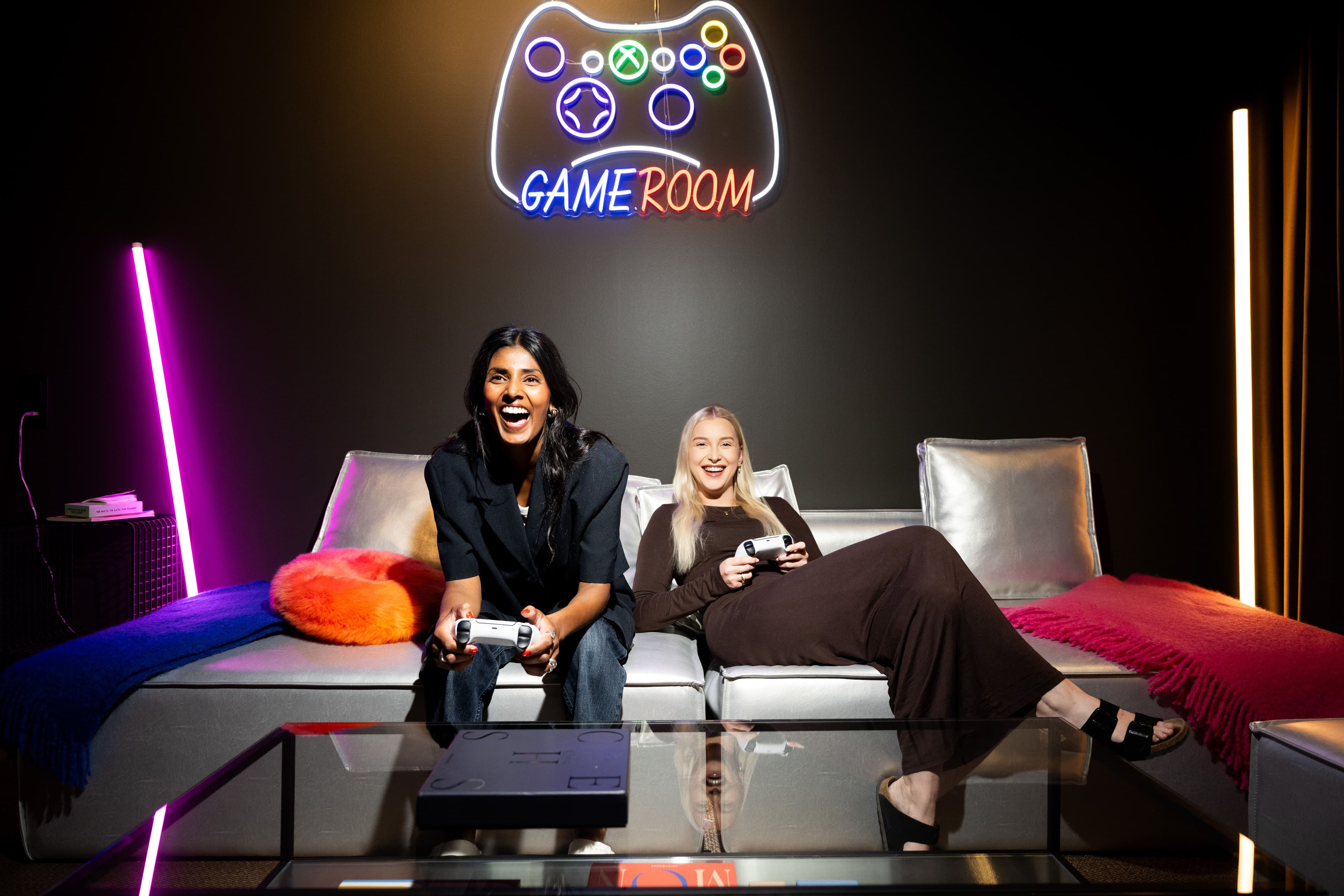 Erika Blomgren och Louise Börjesson i Yuncture House game room